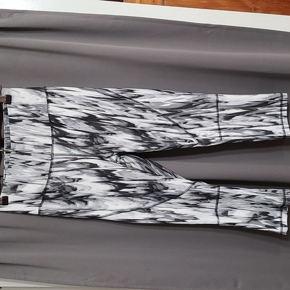 C & C California Athletic Capris Blk/White/Gray Marbled Reflective Strips Sz S